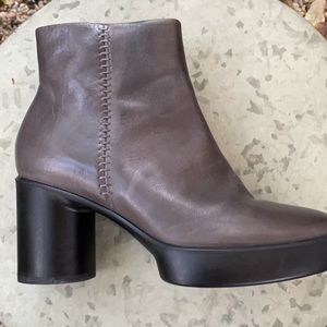 Like new Ecco gray shape sculpted motion ankle boots